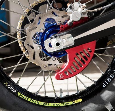 Захист заднього гальмівного диску X-GRIP Brake disc guard, silver KTM SX(F),XC(F) 2023->EXC(F),XC(F)-W 2024->, HQV TC,FC,TX,FX, 2023->, TE,FE 2024->, GASGAS MC(F),EC(F),EX(F) 2024- >